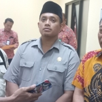 (Dari kiri) anggota Komisi I DPRD Kabupaten Mojokerto, Jatmiko, Achmad Dhofir dan Winajat saat memberikan keterangan pers