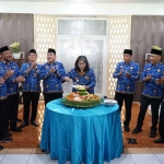 Pj Wali Kota Kediri saat memotong tumpeng ketika memperingati HUT ke-53 Korpri. Foto: Ist