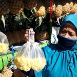 Sini, salah satu pedagang buah yang terus bertahan di kawasan wisata Gunung Kelud yang tutup. foto: MUJI HARJITA/ HARIAN BANGSA