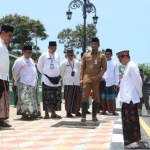 Pj Bupati Pamekasan, Masrukin bersama sejumlah kepala OPD saat meninjau area Taman Monumen Arek Lancor. Foto: dok. Ist