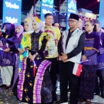 Wali Kota Kediri Vinanda Prameswati saat ikut berjalan di acara Dhoho Night Carnival 2025. Foto: Muji Harjita/BANGSAONLINE