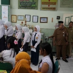 Pj Wali Kota Kediri Zanariah saat meninjau pelaksanaan perluasan Imunisasi HPV untuk anak perempuan usia 15 tahun. Foto: Ist