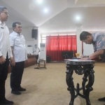 Wali Kota Kediri Abdullah Abu Bakar saat menandatangani perjanjian kinerja. Foto: Ist.