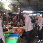 Personel Polsek Paron Ngawi saat blusukan ke pasar tradisional dalam rangka monitoring stok dan harga bahan pokok jelang Nataru