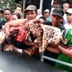 Warga saat melakukan evakuasi jenazah korban di sungai Kedung Cinet.
