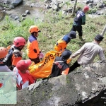 Jenazah RZA (17), pelajar SMK yang berhasil ditemukan oleh tim gabungan saat akan di bawa ke Rumah Sakit Hasta Brata Kota Batu. (Ist)