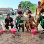 Pembangunan GOR ditandai dengan peletakan batu pertama oleh Bupati Sumenep, Dr. K.H. A. Busyro Karim. (foto: ist).