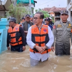 Bupati Pamekasan, Kholilurahman saat meninjau permukiman yang tergenang banjir