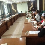 Belasan pegiat dari beberapa LSM mendatangi Kantor DPRD Kabupaten Pasuruan untuk menggelar hearing dengan Komisi III serta beberapa OPD terkait, Kamis (24/6/2021). (foto: ist)