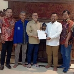 Fandi Akhmad Yani saat menerima rekom dari Ketua DPP PAN Zulkifli Hasan, beberapa waktu lalu. foto: ist.