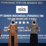 Corporate Secretary SIG Vita Mahreyni (kedua dari kiri) saat menerima penghargaan ajang TOP CSR Awards 2021. (foto: ist)