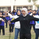 Wali Kota Kediri ikut senam bersama para guru dan siswa di SMPN 9 Kota Kediri. (Ist)