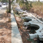 Kondisi pagar pembatas PT Lotus yang roboh masih dibiarkan menutupi irigasi. foto: BAMBANG/ BANGSAONLINE