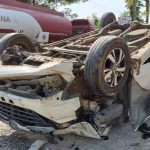 Mobil yang ringsek usai terlibat kecelakaan lalu lintas di Tuban.