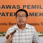 Wakil Sekjen DPW Partai Nasdem Jawa Timur Deddy Ramanta saat ditemui di Kantor Bawaslu Pamekasan. foto: ERRI SUGIANTO/ BANGSAONLINE