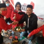 Bacabup Fandi Akhmad Yani bersama jajaran pengurus PDIP Gresik dalam suatu acara. foto: SYUHUD/ BANGSAONLINE