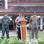 Kapolres Ngawi, AKBP Dwiasi Wiyatputera pimpin apel gelar pasukan Operasi Lilin Semeru 2022, di alun-alun Merdeka, Ngawi, Kamis (22/12/2022).