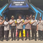 Kapolres Tuban AKBP Nanang Haryono beserta jajaran di depan Pos Pelayanan Lebaran 2019.