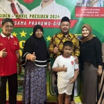 Calon Bupati Gresik, Fandi Akhmad Yani, saat menemui Pendiri Relawan Gerakan Sosial (RGS) Indonesia, Moh Khozin, beserta keluarganya. Foto: Ist