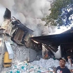 Pabrik plastik yang terbakar di Jombang.