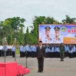 Bupati Sambari memimpin upacara hari pahlawan. foto: SYUHUD/ BANGSAONLINE