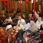 Kunjungan Wali Kota Eri untuk berdiskusi bersama warga dalam program Kampung Pancasila di Balai RW 05 RT 01, Kelurahan Banjarsugihan, Minggu (3/5/2026) malam. Foto: Hms