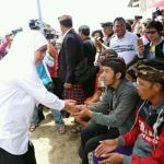 Khofifah saat mengunjungi korban Longsor Bangli dan Buleleng, kemarin.