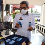 Kakanwil Kumham Jatim Krismono sedang melihat kartu tanda masuk bagi pengunjung.