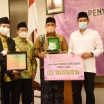 Wali Kota Kediri Abdullah Abu Bakar (dua dari kanan) saat menyerahkan hadiah kepada pemenang Masjid Bersih Tahun 2021, didampingi Ketua DMI Kota Kediri Abu Bakar Abdul Jalil (paling kiri). Foto: Ist.