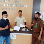 Amir Hamzah saat menyerahkan surat ke Kejaksaan Negeri Bangkalan, Senin (13/4/2021).