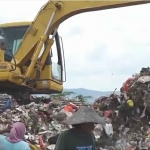 Suasana pengelolaan sampah di TPA Pakusari, Jember.