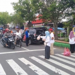 Para pengurus Kauje saat bagi-bagi takjil di depan Kantor Notaris Ildiastutik, Jalan A. Yani No. 70, Ngawi, Jum