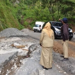 Marijatul Kitijah, Kepala UPT PJJ Dinas PU dan Binamarga Pemprov Jatim wilayah Madiun saat berada di lokasi jalan ambles. 