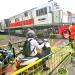 Jalan tembusan perlintasan kereta api di Gubeng Jaya sudah bisa diakses kembali dengan tambahan dua orang swadaya yang menjaga perlintasan tersebut. Foto: Ist.