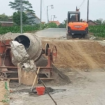 Para pekerja saat menyelesaikan pembangunan Jembatan Jrambe 1, Kecamatan Dlanggu, Kabupaten Mojokerto.