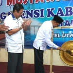 Bupati Sumenep Dr. KH. A. Busyro Karim saat membuka Musyawarah Cabang (Muscab) ke VII Gapensi Sumenep.