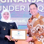 Gubernur Jawa Timur, Khofifah Indar Parawansa, saat menerima penghargaan dari Ary Ginanjar Agustian, Founder ESQ Leadership Center.