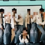 Salah satu adegan dalam video tersebut. Dengan masih menggunakan seragam putih abu-abu mereka berjoget saling berhadapan antara siswa perempuan dan laki-laki.