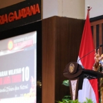 Gubernur Jatim, Khofifah Indar Parawansa, saat menutup Muswil ke-10 DPW Persatuan Perawat Nasional Indonesia.
