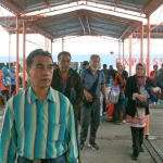 Para penumpang kapal rute Gresik-Bawean saat turun dari kapal. foto: SYUHUD/ BANGSAONLINE