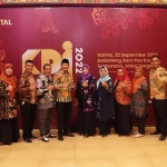 Bupati Pasuruan Dr. H. M. Irsyad Yusuf foto bersama jajaran OPD dan Manajemen RSUD Grati usai menerima penghargaan KDI 2022.