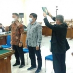 Mofaje Caropeboka (Mofa) dan politisi PKS Lampung Tengah ketika diambil sumpah sebelum memberikan kesaksian di Pengadilan Tipikor Tanjungkarang, Kamis (08/04/2021). foto: jarrakposlampung.com/ rmollampung.com
