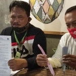 Wakil Bupati Nganjuk Marhain Jumadi bersama Asisten Hukum Samsul saat jumpa pers terkait kasus salah gelang bayi RSUD.
