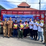 Hipmi Sidoarjo menyerahkan bantuan benih padi ke petani, Selasa (1/7/2025). foto ist