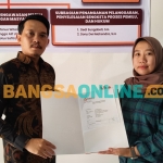 Yogik Setiyo Nugroho,  Tim Hukum Paslon nomor urut 2 saat menerima bukti penerimaan laporan dari Rivani Sasmitaning W, Anggota Bawaslu Kota Kediri. Foto: Muji Harjita/BANGSAONLINE