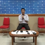 Kepala Bagian Humas Pemkot Surabaya M Fikser saat jumpa pers pada Kamis (2/5) siang. foto: YUDI ARIANTO/ BANGSAONLINE
