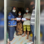 Wakil Bupati Gresik, Aminatun Habibah, saat memberi bantuan kepada tiga bersaudara warga miskin di Kelurahan Pakelingan. Foto: SYUHUD/ BANGSAONLINE