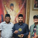 Abdul Halim, S.H., Anggota Fraksi Gerindra DPRD Jatim saat menerima penghargaan dari Forkom Jurnalis Nahdliyin. (foto: ist)