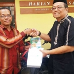 Pimpinan Perusahaan HARIAN BANGSA, Abdurrahman Ubaidah, memberikan cinderamata kepada Ibnu Sobir.