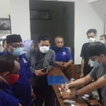 Puluhan pengurus DPC NasDem mendatangi kantor DPW menyampaikan surat mosi tidak percaya kepada Ketua DPD NasDem Surabaya. foto: ist.